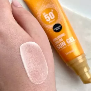 Deoproce Легкий освежающий солнцезащитный гель с коллагеном SPF 50 + PA+++ Hyaluronic Cooling Sun Gel, 50 мл