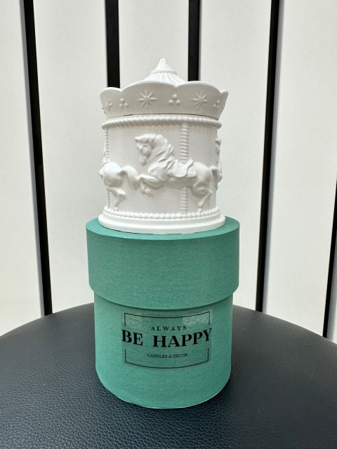 BE HAPPY Ароматическая соевая свеча ручной работы «Карусель» 