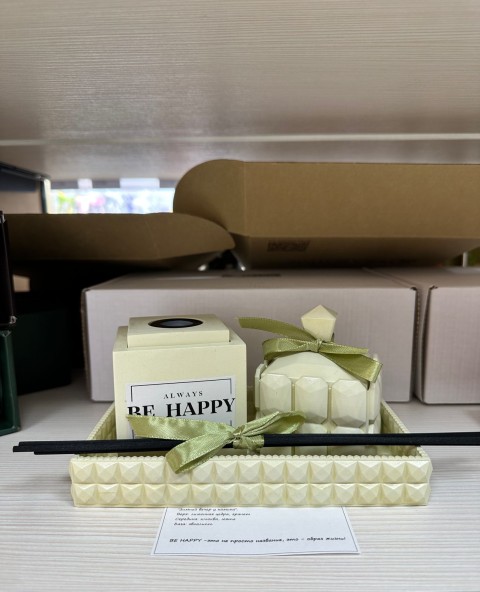 BE HAPPY Набор ароматическая соевая свеча и диффузор, на декоративном подносе 