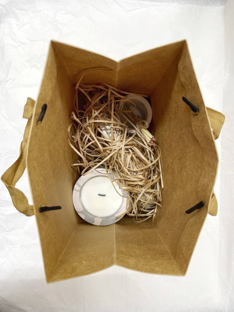 BE HAPPY Набор ароматическая свеча ручной работы + вазочка на овальной декоративной подставке