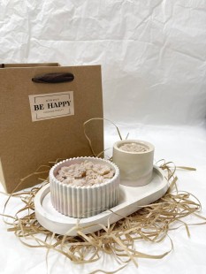 BE HAPPY Набор ароматические свечи ручной работы (в рифлёной форме) на овальной декоративной подставке